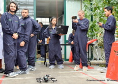 De laatste voorbereidingen voordat de drone de lucht in gaat voor de eerste vlucht.